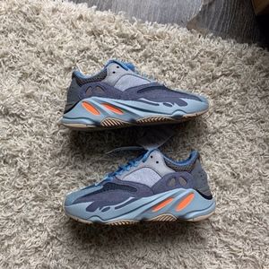 Yeezy 700 Carbon Blue 4.5